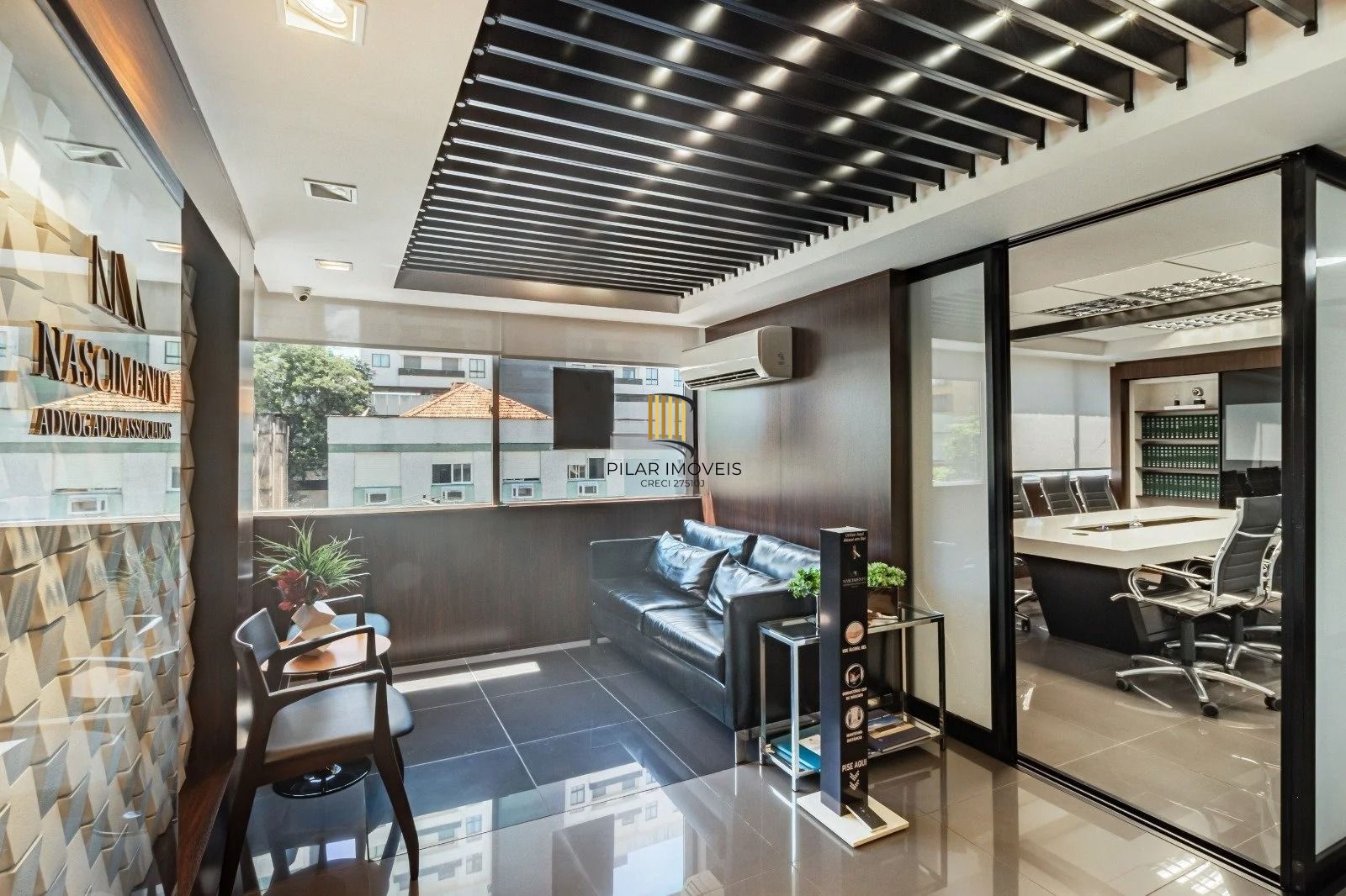 Sala/Conjunto Comercial com 4 vagas e 218m²