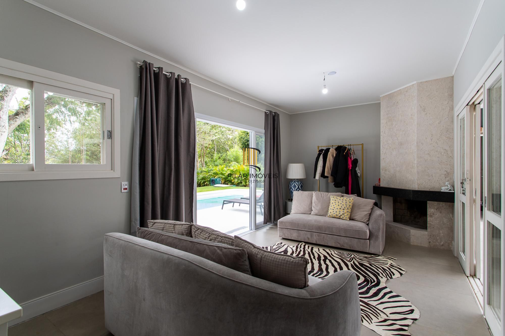 Casa térrea no Condominio Terra Ville, com patio e piscina.