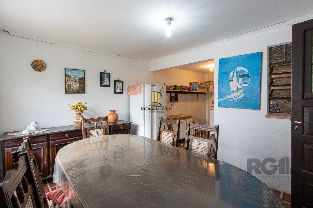 Casa térrea, 2 quartos, 2 vagas, edicula com 1 quarto e um banheiro - Bairro Tristeza