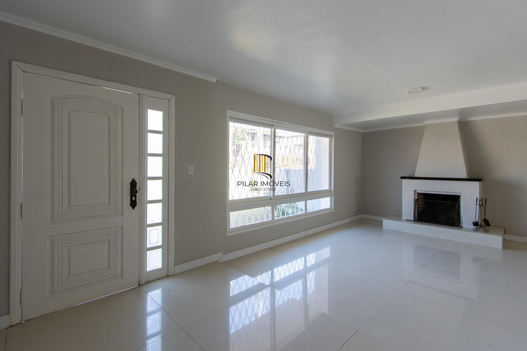 Casa de alvenaria, com 3 quartos, 1 suíte e 3 vagas de garagem.