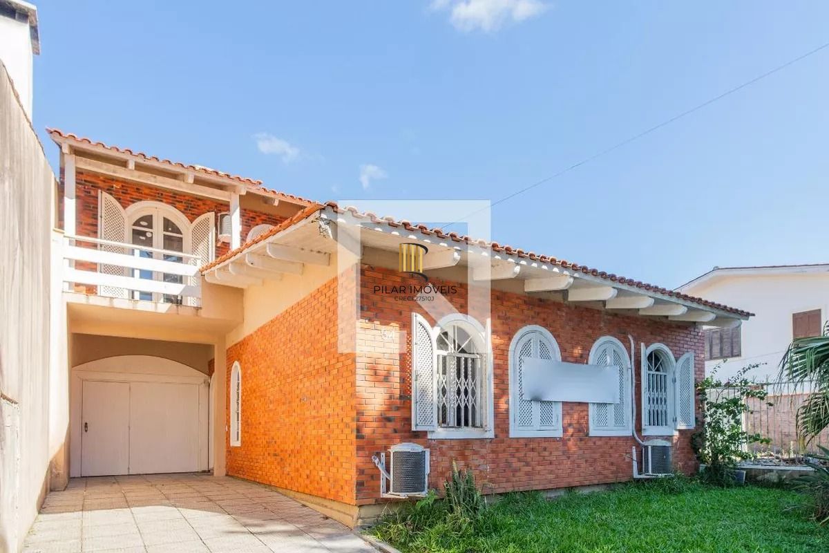 Casa á venda com 3 dormitórios no bairro Ipanema em Porto Alegre