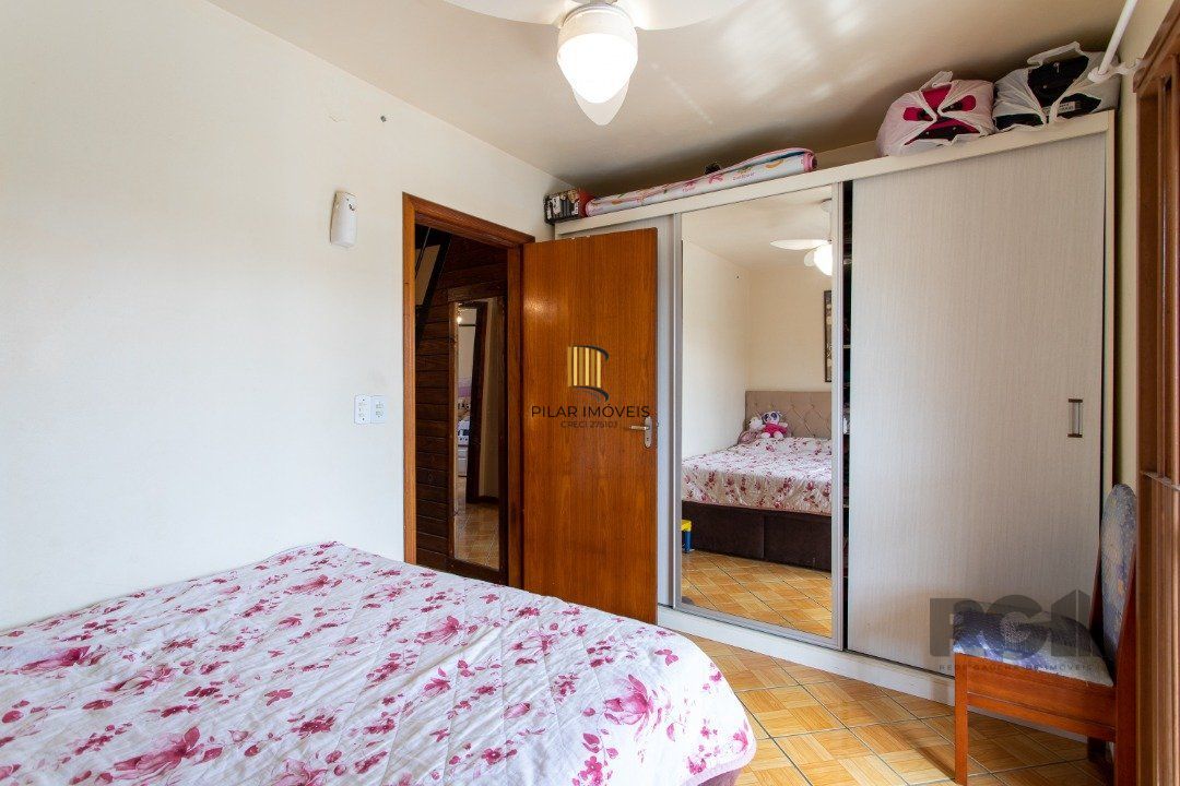 A casa possui 78m² de área construída, com um adicional de 20m²