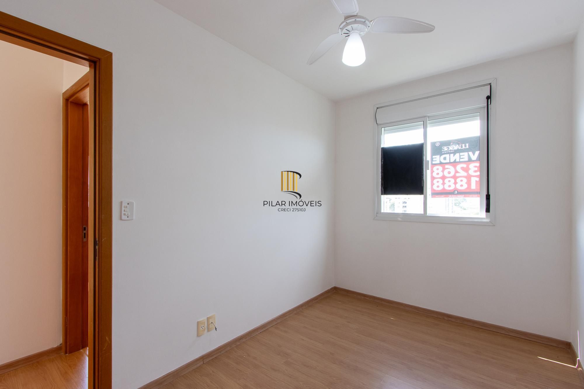 Apartamento de 3 dormitórios, 1 banheiro e uma vaga de garagem.