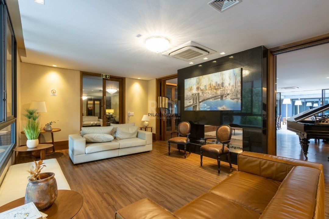 Apartamento mobiliado, com cerca de 256,42m² privativos e com 3 suítes,
