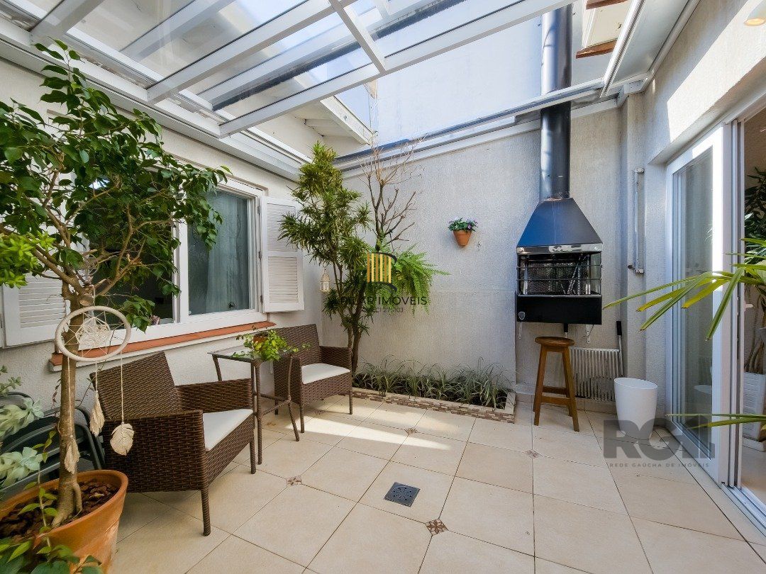 CASA TÉRREA REFORMADA, 3 QUARTOS, SUITE, PÁTIO - BAIRRO CRISTAL