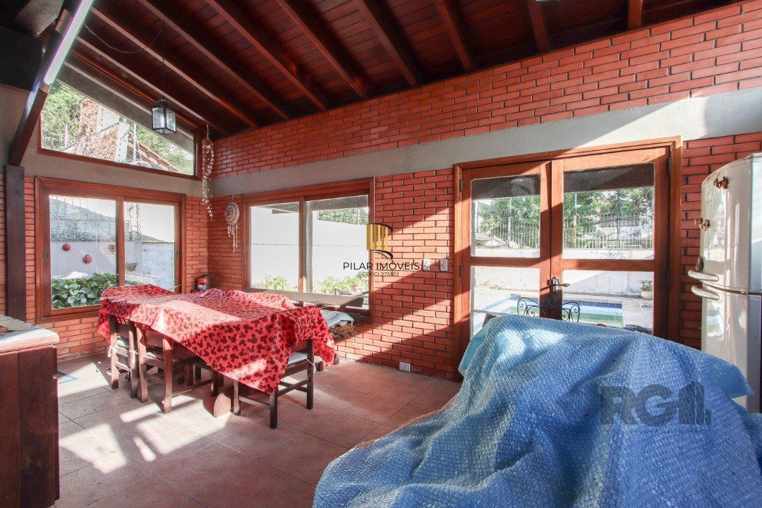 Casa a venda com 03 dormitórios, living 03 ambientes com vista para o Rio.