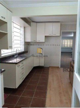 Casa ampla com pátio no Bairro Cristal, com 4 quartos