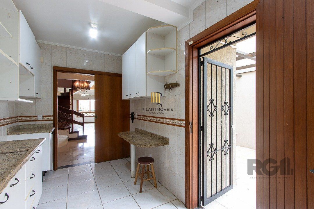 Casa de alvenaria, 3 dormitórios, 1 suíte e pátio com piscina, bairro Espírito Santo.