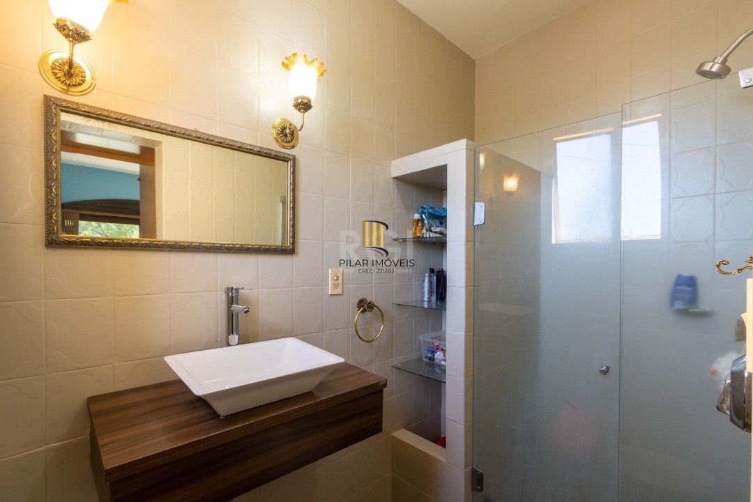 Sobrado com 345m² privativos, 3 suites, 2 vagas, churrasqueira. pátio com piscina - Bairro Cristal