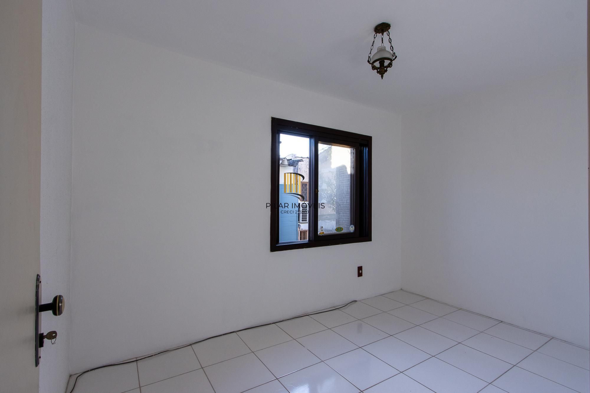 Casa de condomínio, 3 dormitórios, 1 suíte, 1 vaga coberta, no bairro Cristal.