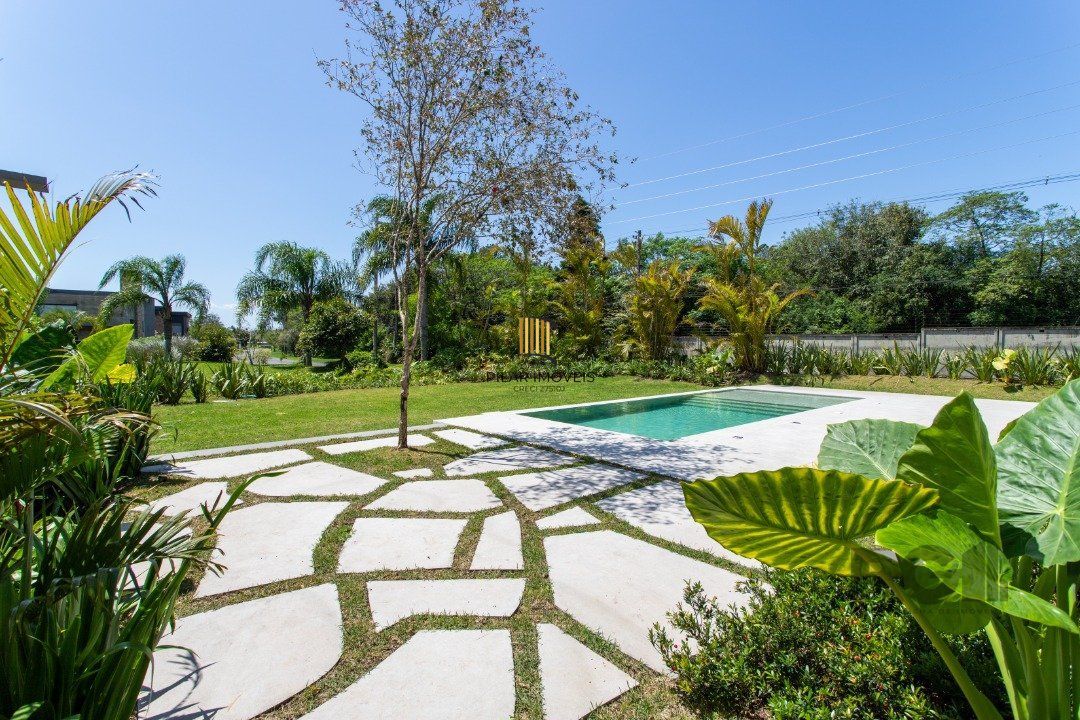 A Casa Le Mans, uma residência térrea de esquina com 389,48m2 de área coberta