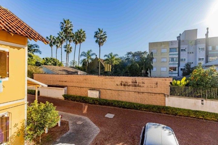 Casa de 3 dormitórios, em condomínio fechado na zona sul de Porto Alegre,  com lareira, churrasqueira e vaga de garagem.