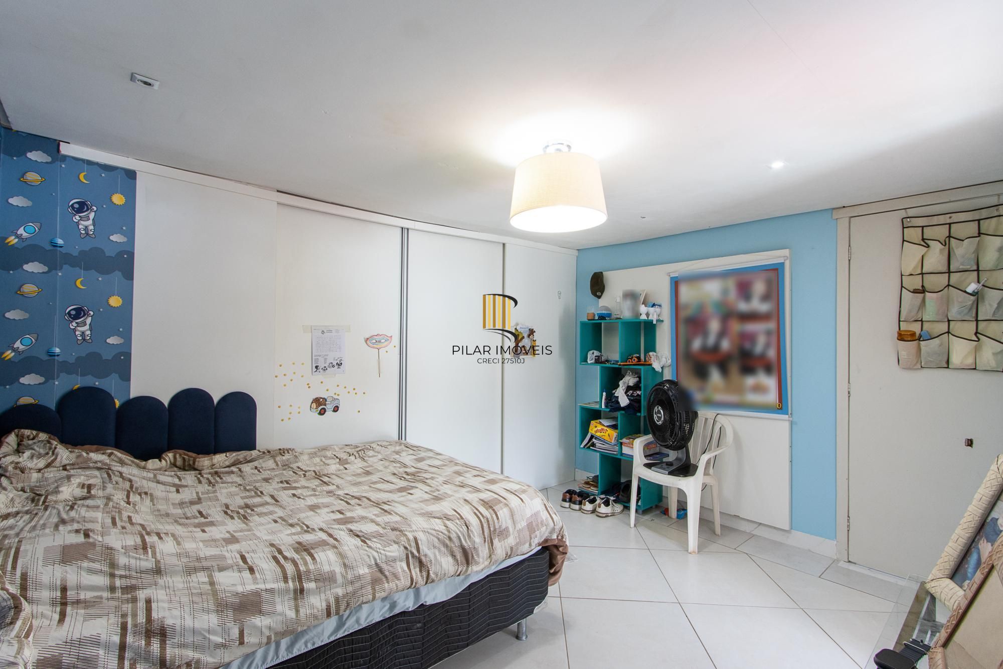 Casa de 4 dormitórios, 2 suítes, piscina, pátio e 2 vagas de garagem.