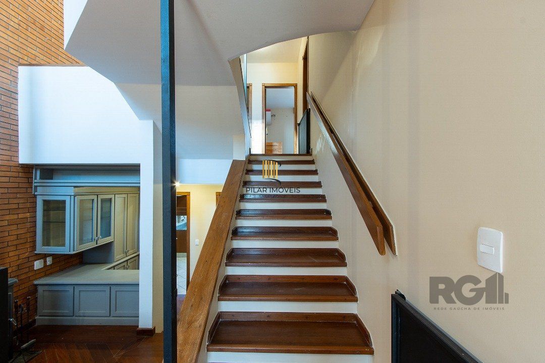 Excelente casa de 3 andares em condomínio fechado