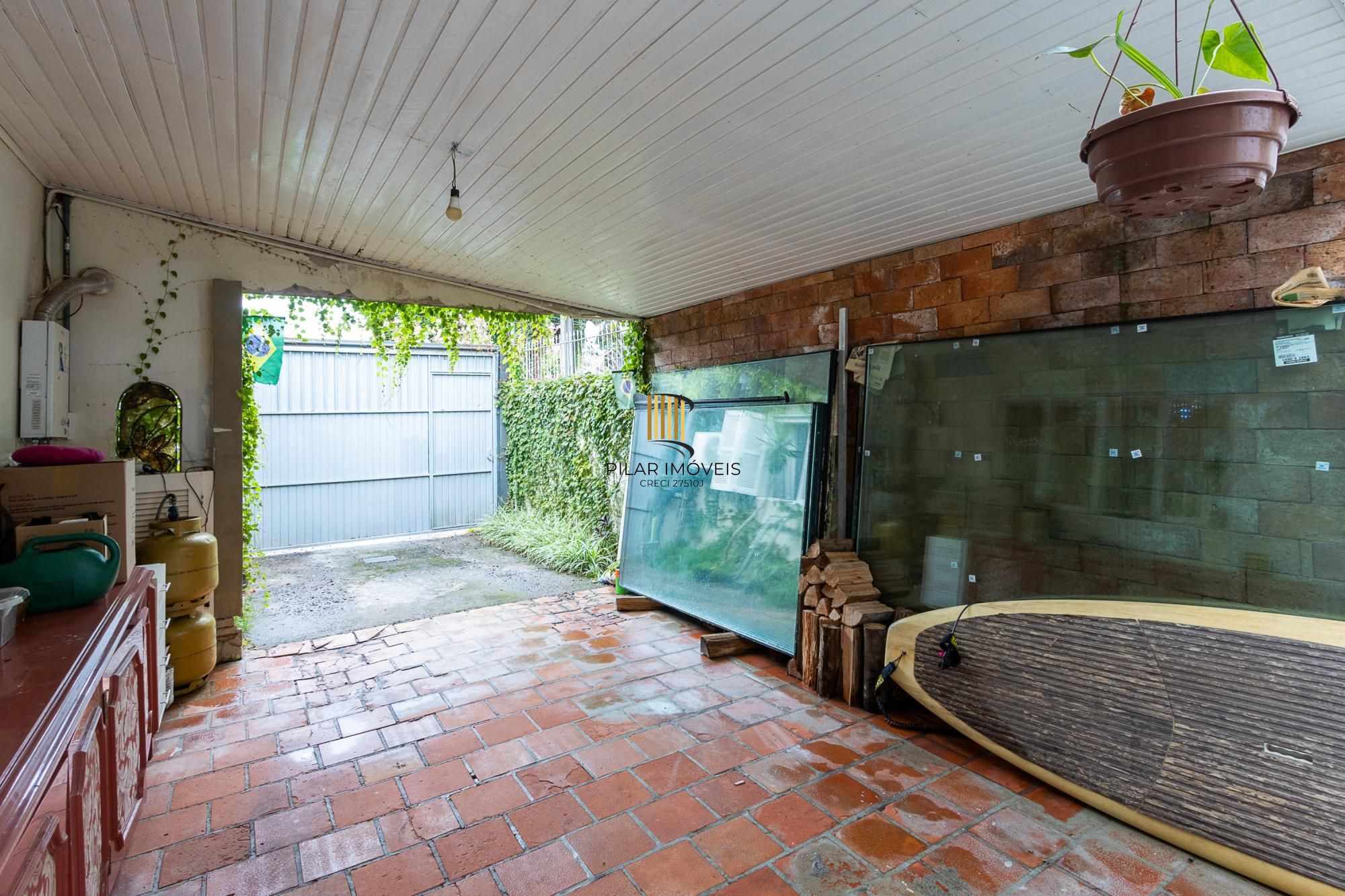 Casa térrea, 2 dormitórios, 1 suíte e 2 vagas no bairro Aberta dos Morros.