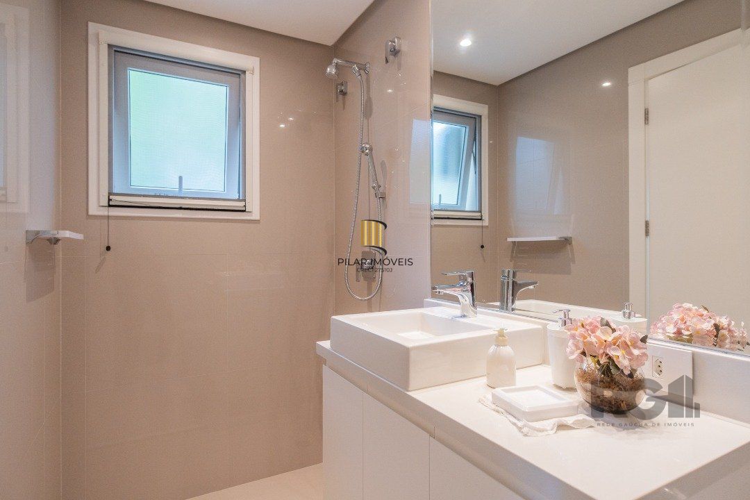 Casa semimobiliada e possui 3 suítes (sendo 1 delas master com closet e hidro)