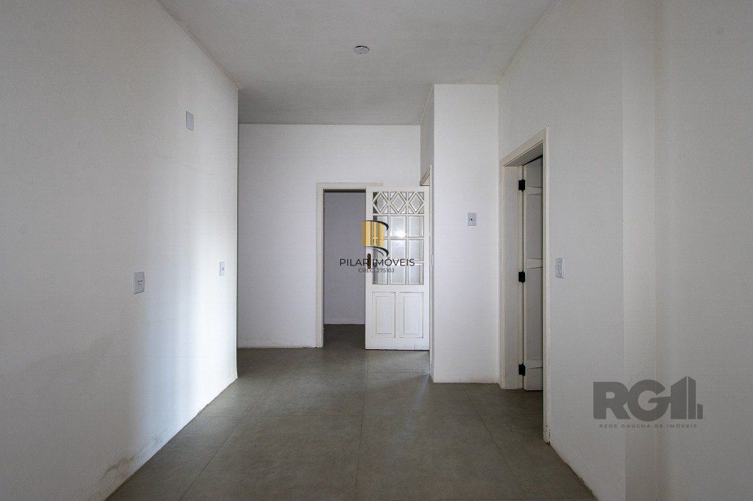 Casa Condomínio a Venda - 880m², 5 dormitórios, sendo 2 suítes, a master com lareira, 4 vagas - Cavalhada