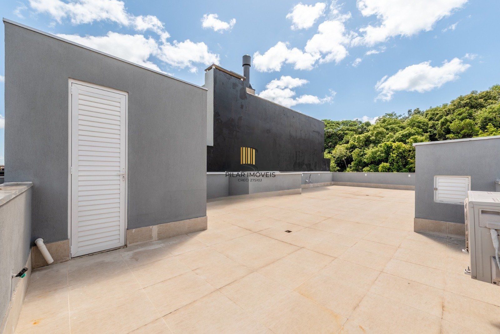 Casa em Condomínio com 228m² e 3 dormitórios, 1 suíte, 3 vagas no bairro Sarandi