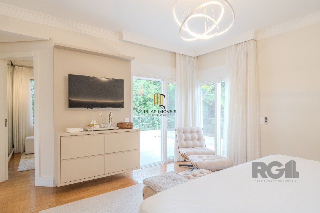 Casa semimobiliada e possui 3 suítes (sendo 1 delas master com closet e hidro)