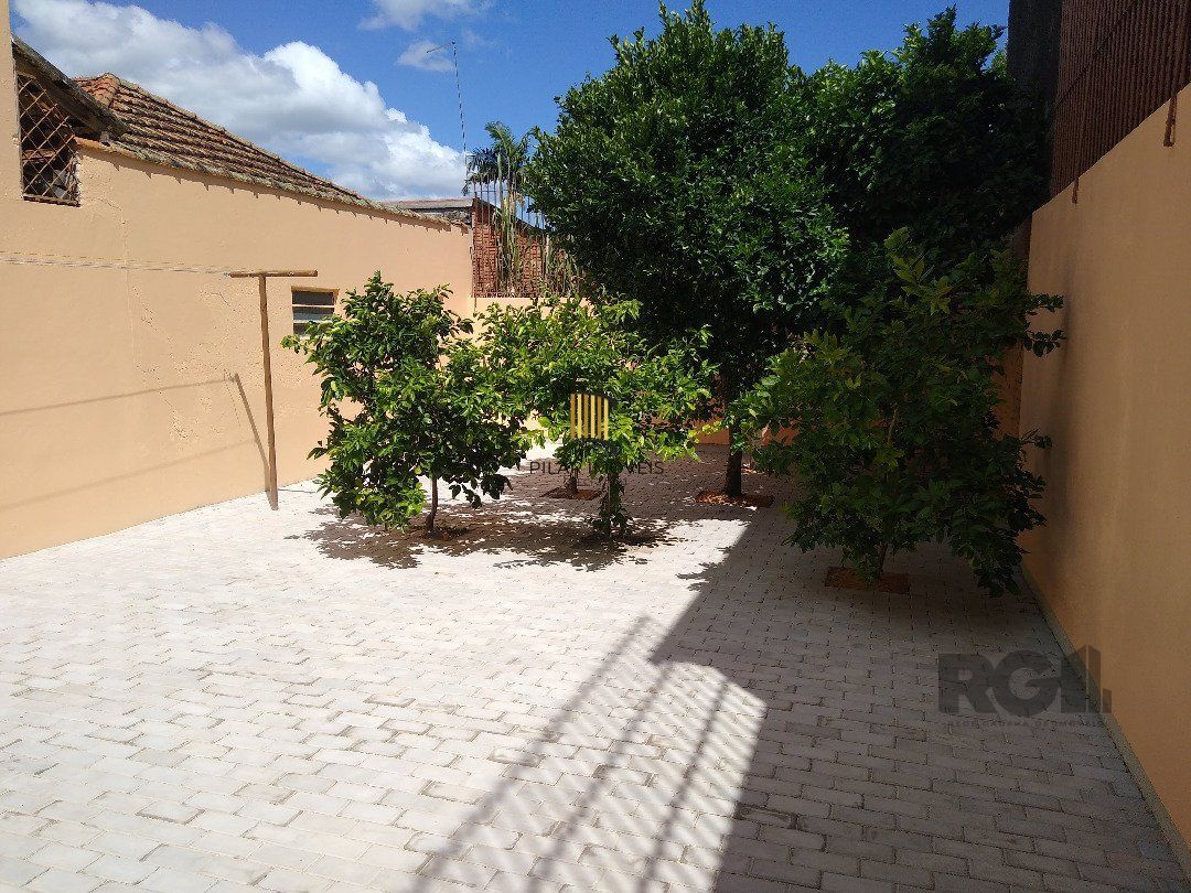 Casa 4 dormitórios Bairro Fião.