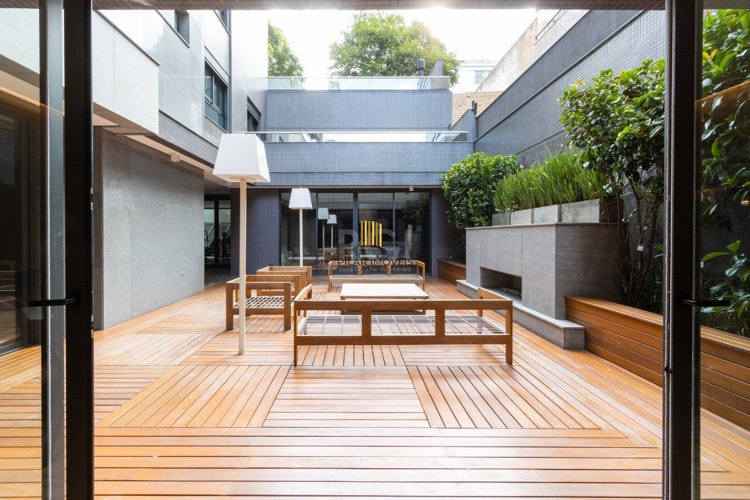 Apartamento mobiliado, com cerca de 256,42m² privativos e com 3 suítes,