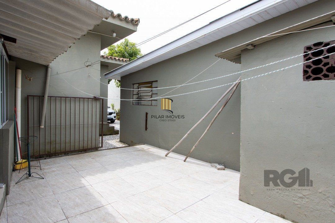 Casa térrea, 3 quartos, 2 banheiros, com pátio no Bairro Cavalhada