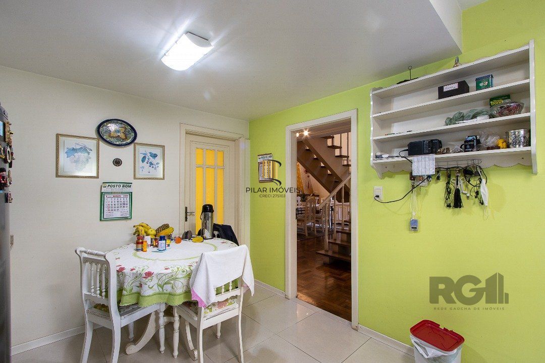 Casa tipo sobrado, com 3 dormitórios em Canoas