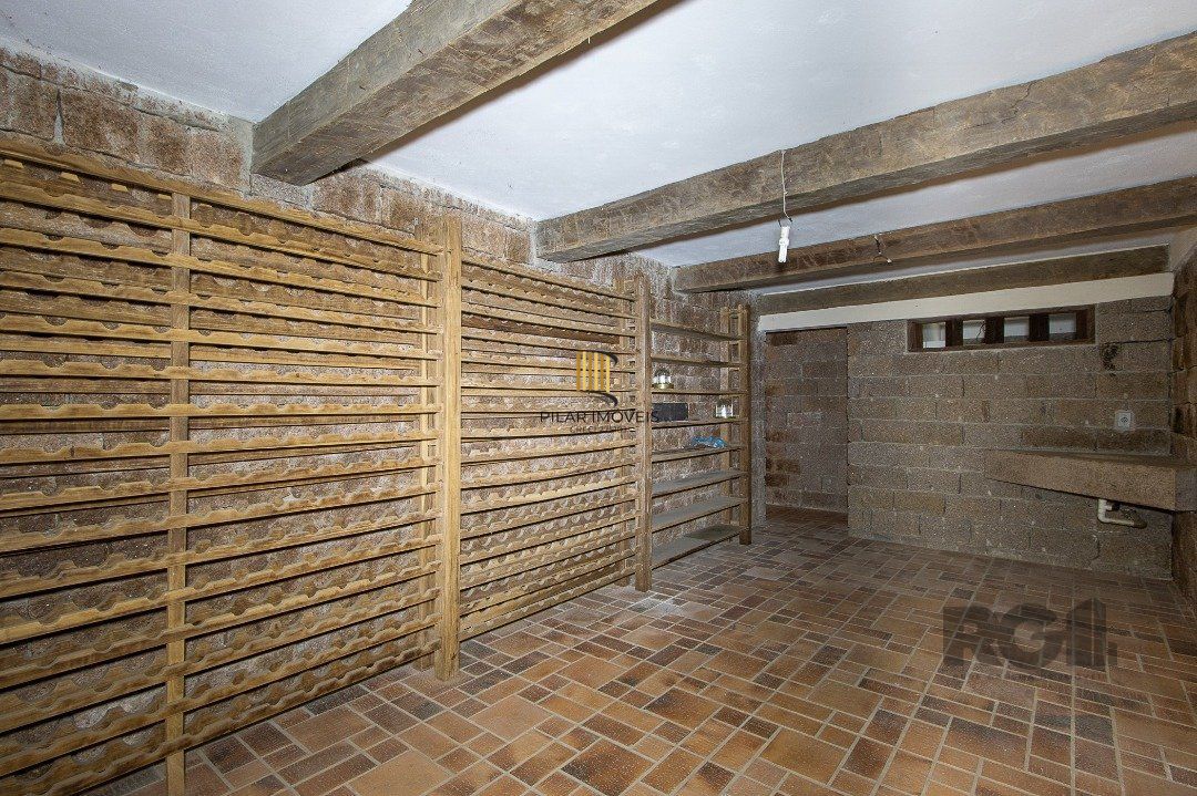 Casa Condomínio a Venda - 880m², 5 dormitórios, sendo 2 suítes, a master com lareira, 4 vagas - Cavalhada