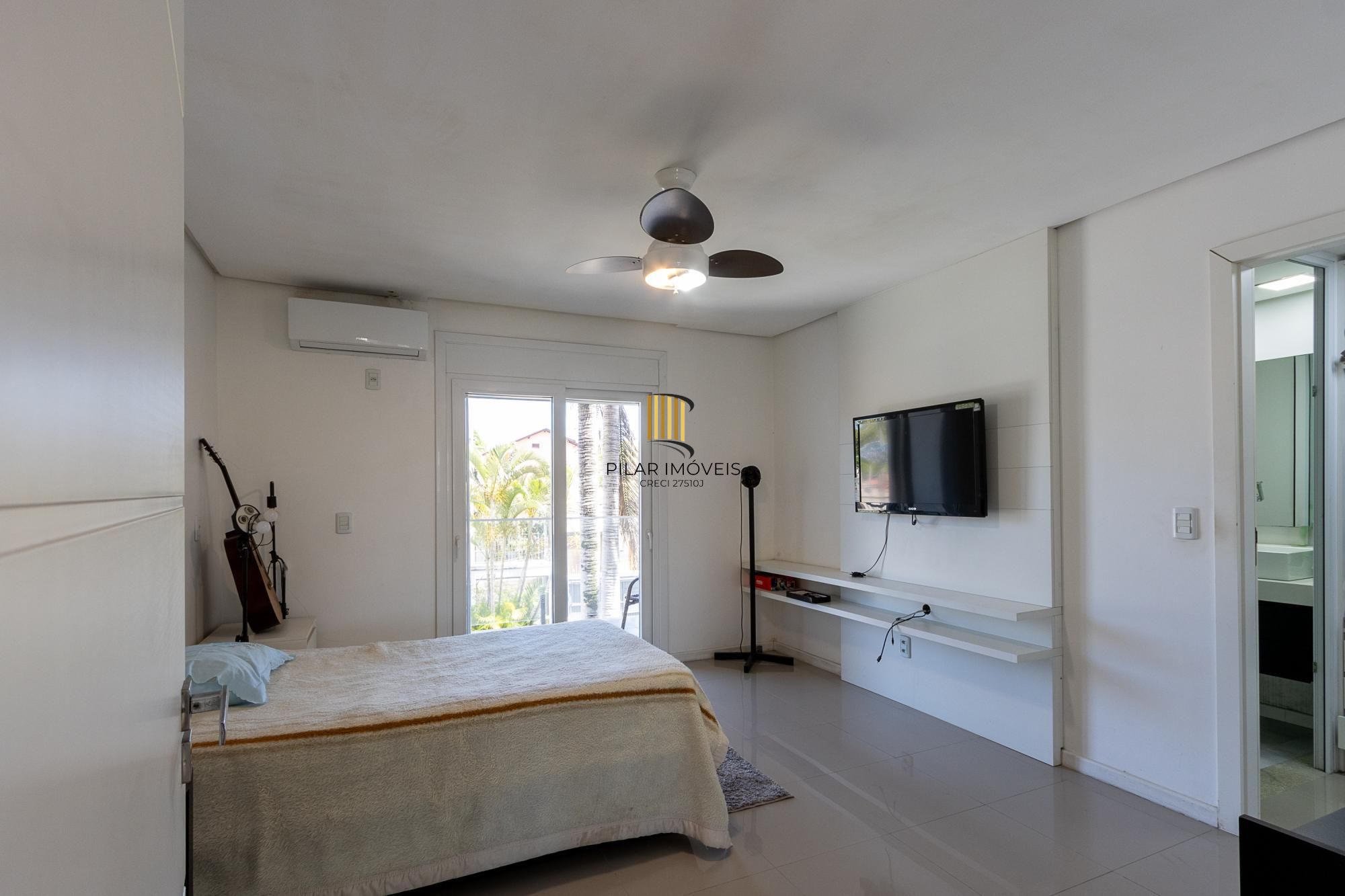 Excelente casa de 3 dormitórios, 3 suítes e 2 vagas no bairro Cavalhada.