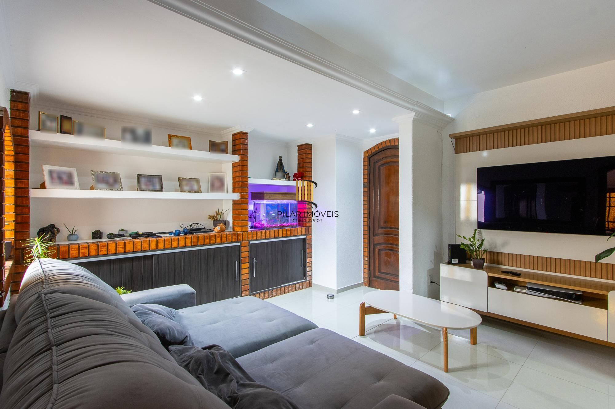 Casa de 4 dormitórios, 2 suítes, piscina, pátio e 2 vagas de garagem.