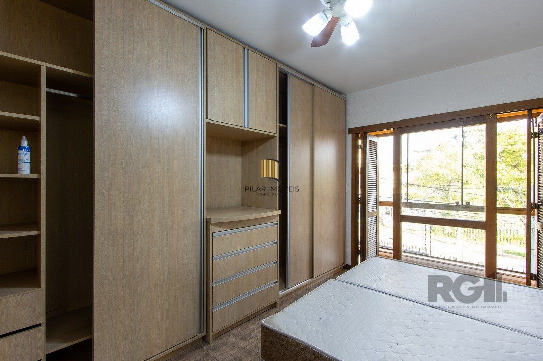 Casa 4 dormitórios no bairro Azenha