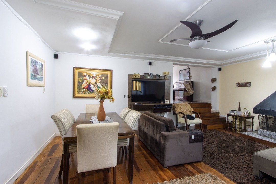 Casa no bairro Cristal, Possui 4 dormitórios, sendo 1suíte, closet e banheira de hidromassagem, com possibilidade de um podendo 1 dormitórios extra.