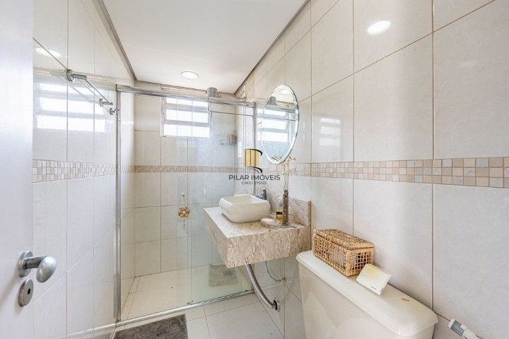 Cobertura no Bairro Auxiliadora, 3 dormitórios, 1 suíte, churrasqueira e vaga coberta.