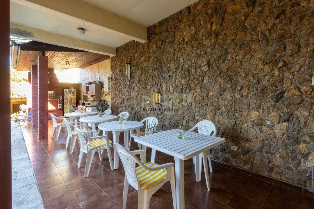Sobrado com 345m² privativos, 3 suites, 2 vagas, churrasqueira. pátio com piscina - Bairro Cristal