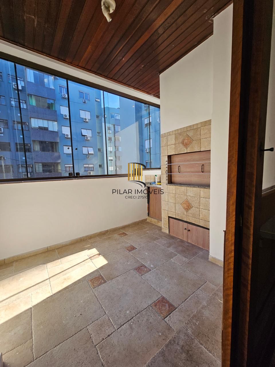 Apto com 2 dormi ,sacada com churrasq e garagem