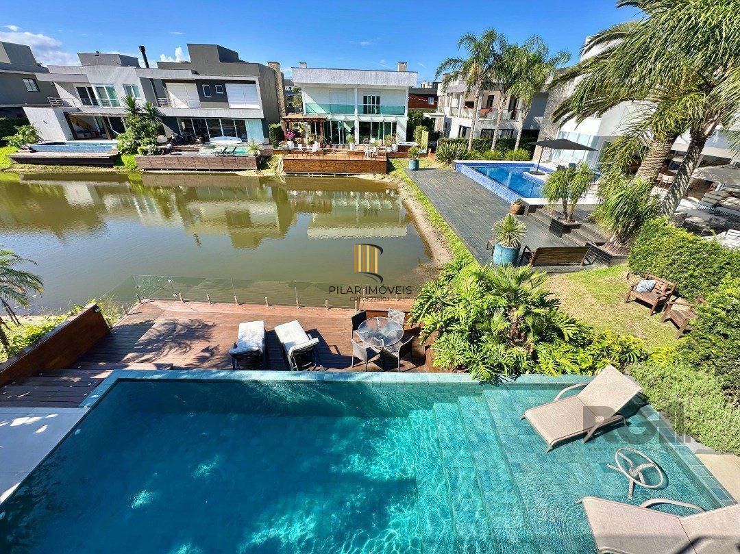 SOBRADO À VENDA  PAGAMENTO EM 60X CONDOMÍNIO MALIBU BEIRA LAGO COM DECK E PISCINA 