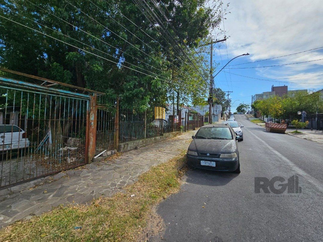 Terreno plano de 426 m², localizado na Rua Padre João Batista Reus,
