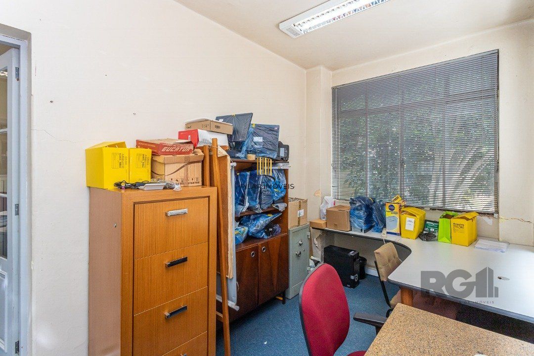 Casa  4 dormitórios, sendo 1 suíte no bairro Menino Deus em Porto Alegre