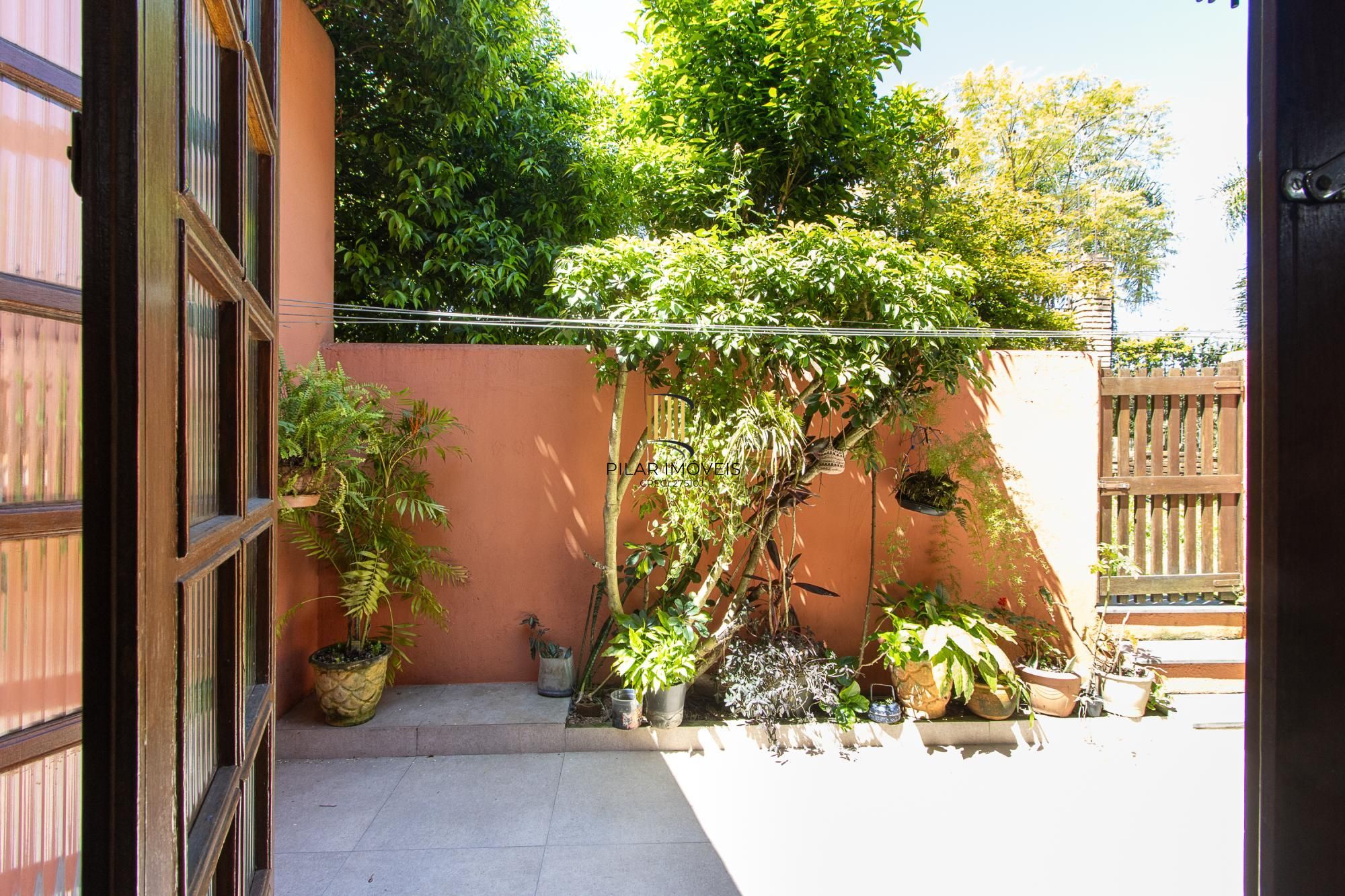 Casa em condomínio, 2 dormitórios, 1 vaga escriturada - Bairro Cavalhada