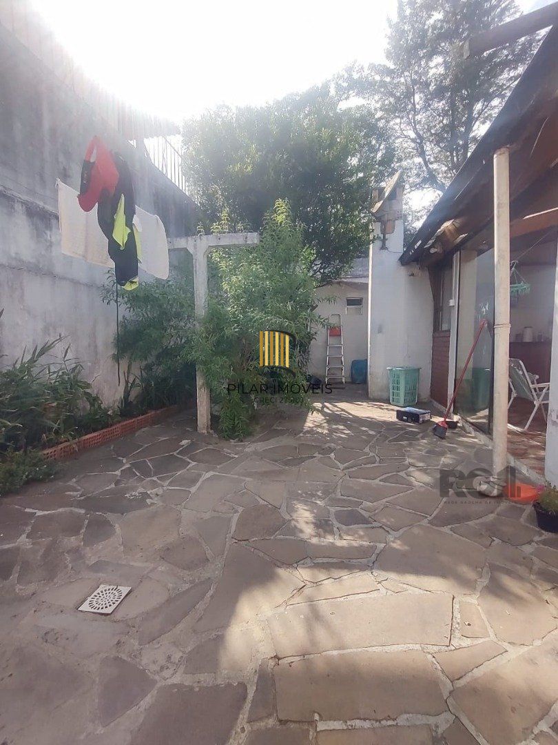 Casa de 3 dormitórios, 1 suíte e 2 vagas de garagem em Viamão.