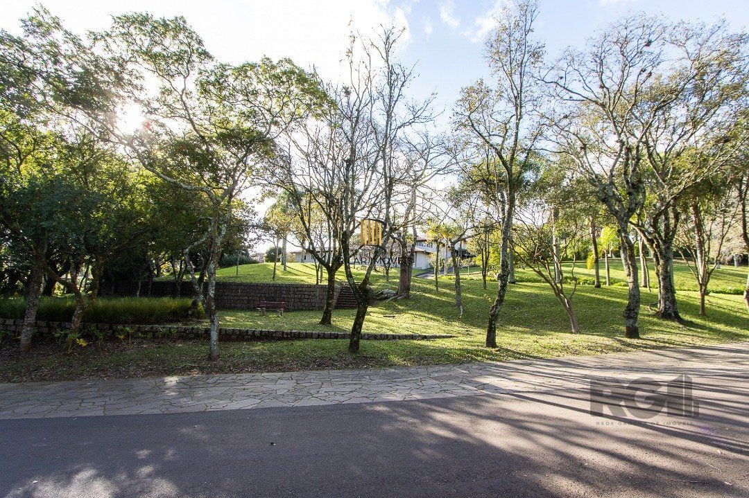 Casa Condomínio a Venda - 880m², 5 dormitórios, sendo 2 suítes, a master com lareira, 4 vagas - Cavalhada