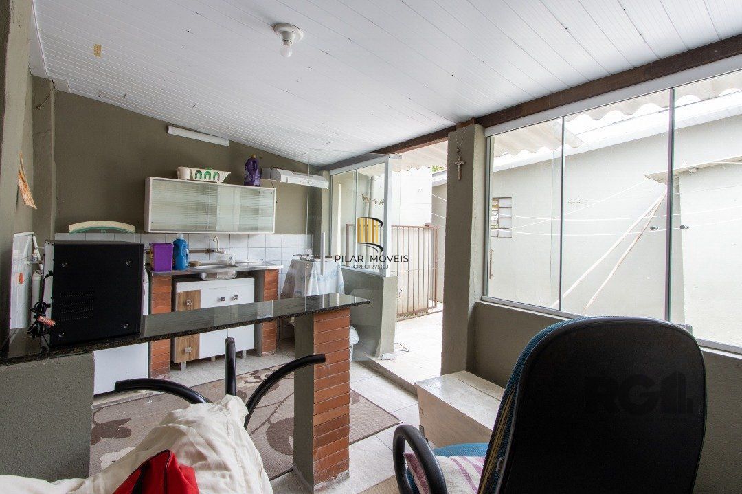 Casa térrea, 3 quartos, 2 banheiros, com pátio no Bairro Cavalhada