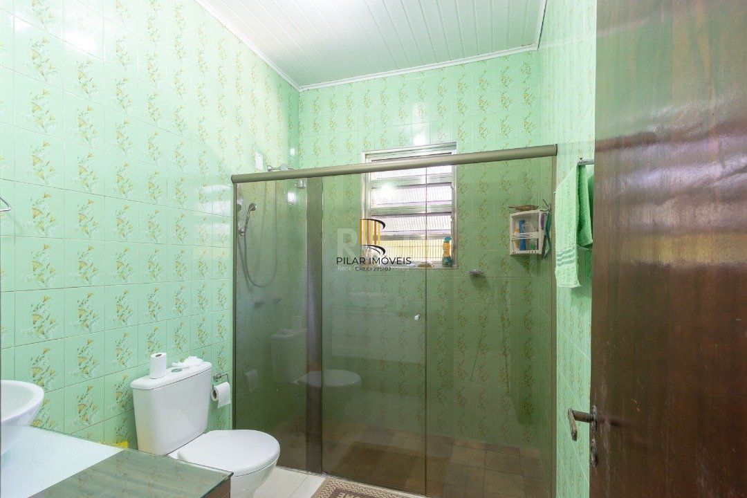 Casa para Venda - 370m², 4 dormitórios, sendo 1 suites, 6 vagas - Lomba do Pinheiro