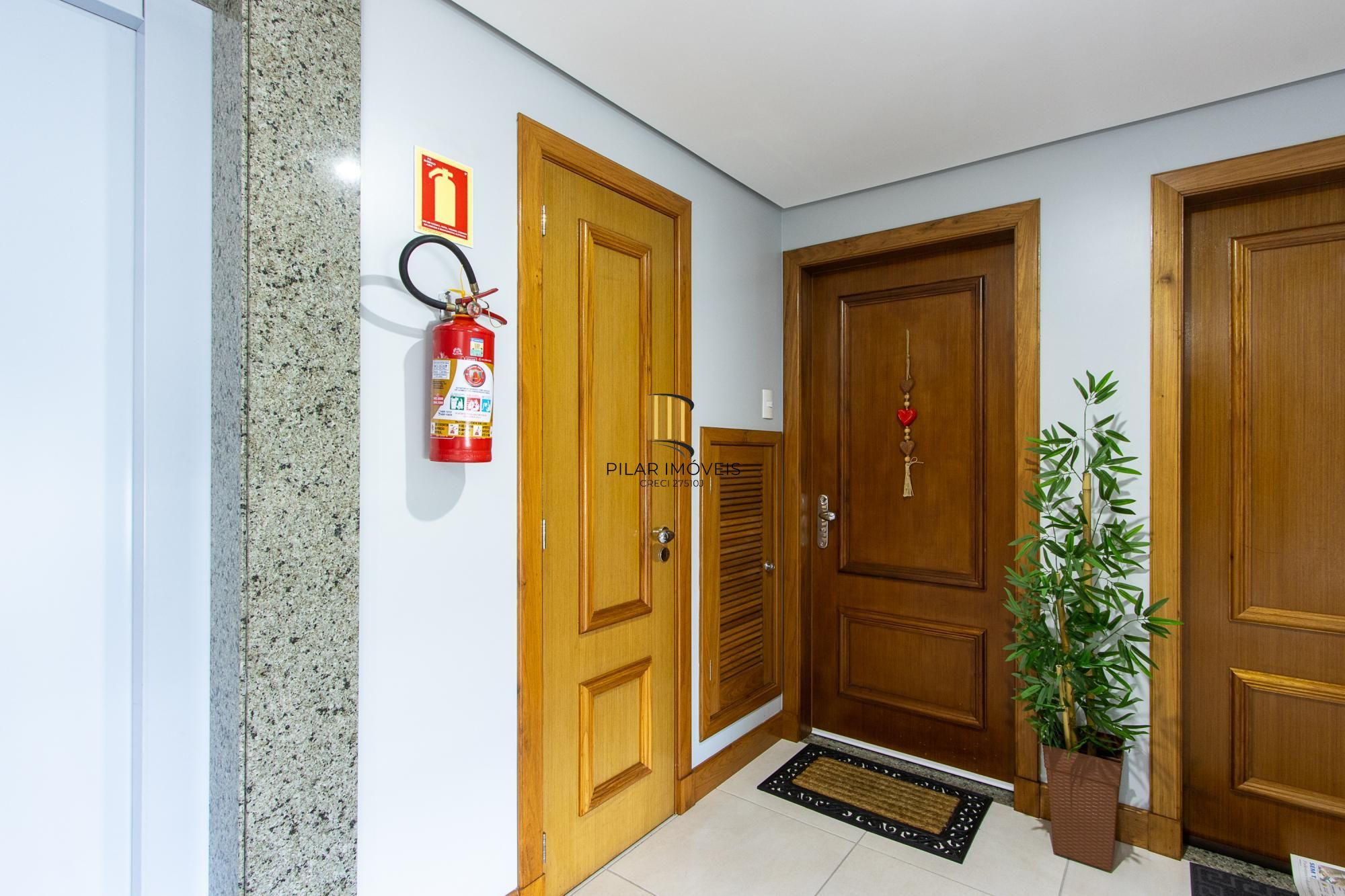 Excelente apartamento de 3 dormitórios, 1 suíte e 2 vagas no bairro Tristeza.