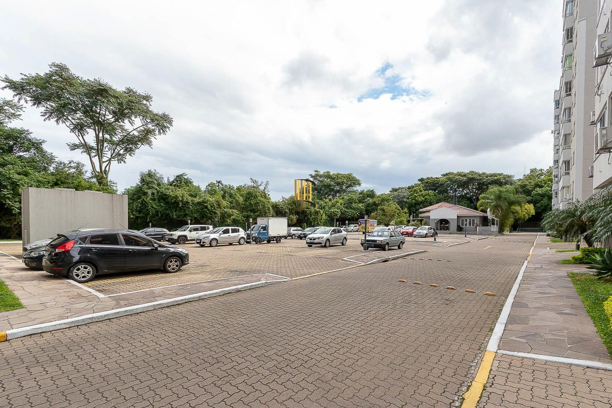 Apartamento de 3 dormitórios, 1 banheiro e uma vaga de garagem.