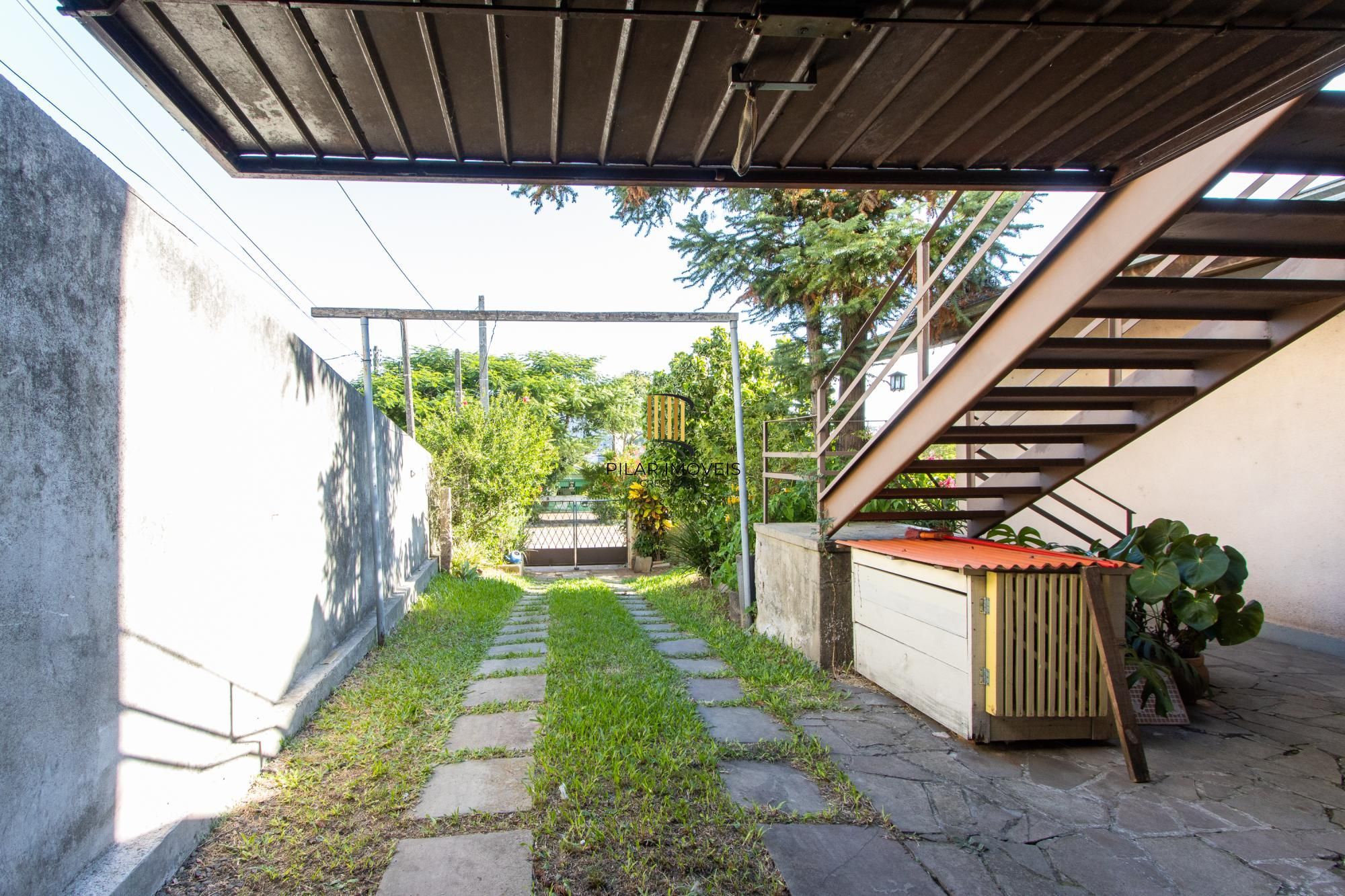 Casa de Alvenaria, possui 3 dormitórios, uma suíte, hall de entrada, lavabo,  living com lareira, cozinha ampla com armários, área gourmet com churrasqueira, corredor, pátio e 4 vagas de garagem, uma construção em anexo que possui hall de entrada, lavabo, living, cozinha, escritório, banheiro social