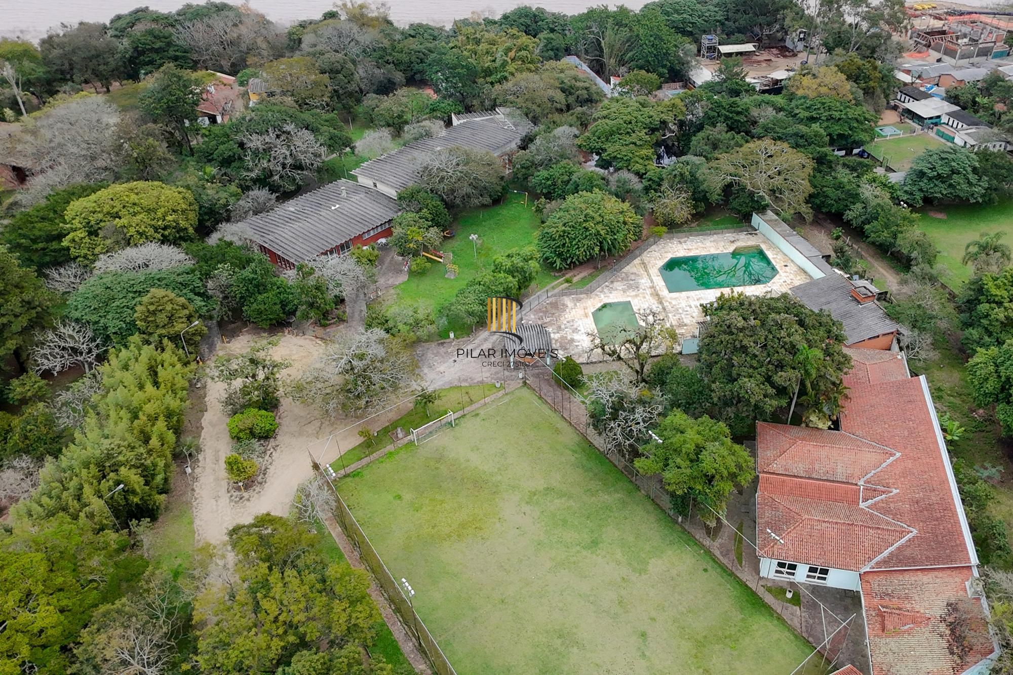 Terreno com edificações para múltiplos negócios lucrativos.