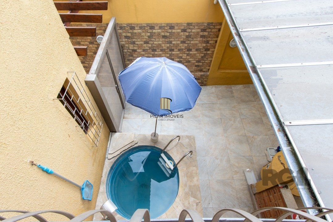 Sobrado, 3 quartos, 2 banheiros, pátio, 2 vagas, piscina - Bairro Vila Nova
