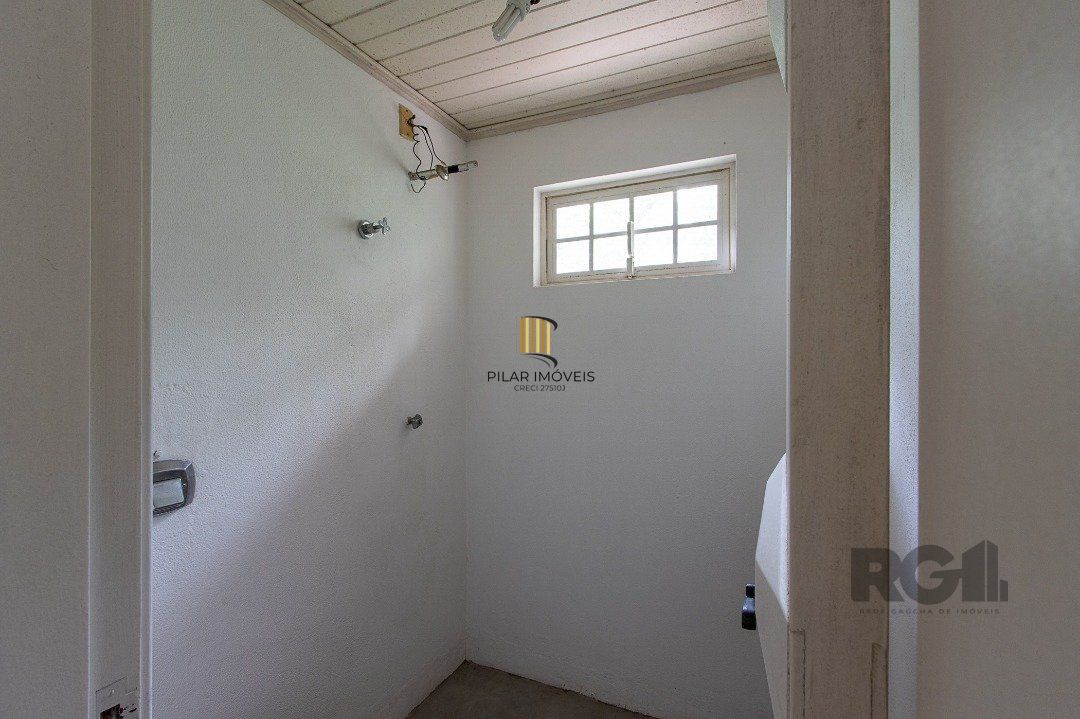 Casa Condomínio a Venda - 880m², 5 dormitórios, sendo 2 suítes, a master com lareira, 4 vagas - Cavalhada