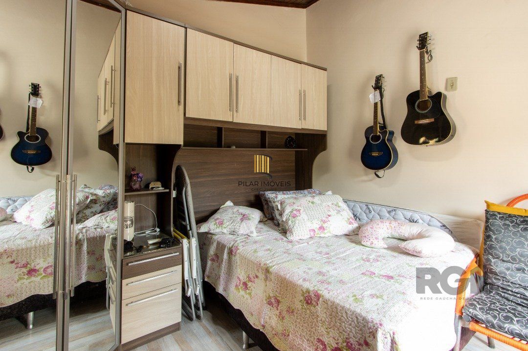 Sobrado, 3 quartos, 2 banheiros, pátio, 2 vagas, piscina - Bairro Vila Nova